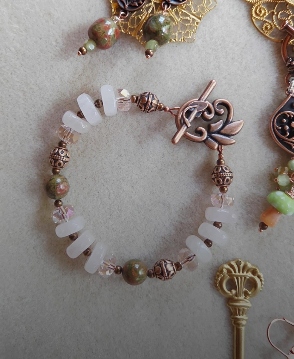 Elegant bracelet with bronze accents