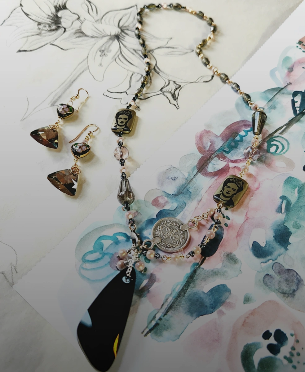 Necklace with artistic design and earrings